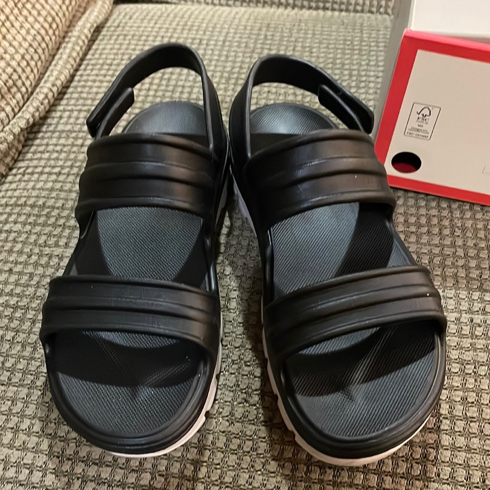 Hunter Bloom Algae Foam sandals (sz 8)